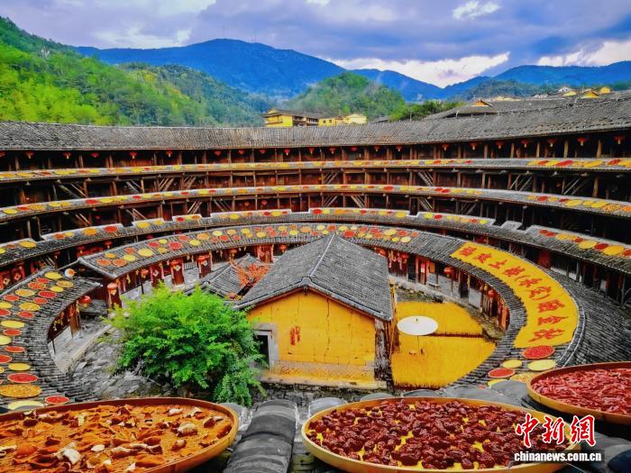 福建永定:百年圆楼映“秋景” 晒秋画卷迎客来