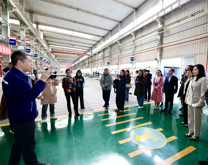 海外华媒聚焦少林客车:“中巴王”新能源技术,引领全球客车新风向!