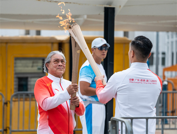 三地联动传递十五运火炬 圣火照亮湾区融合发展新画卷