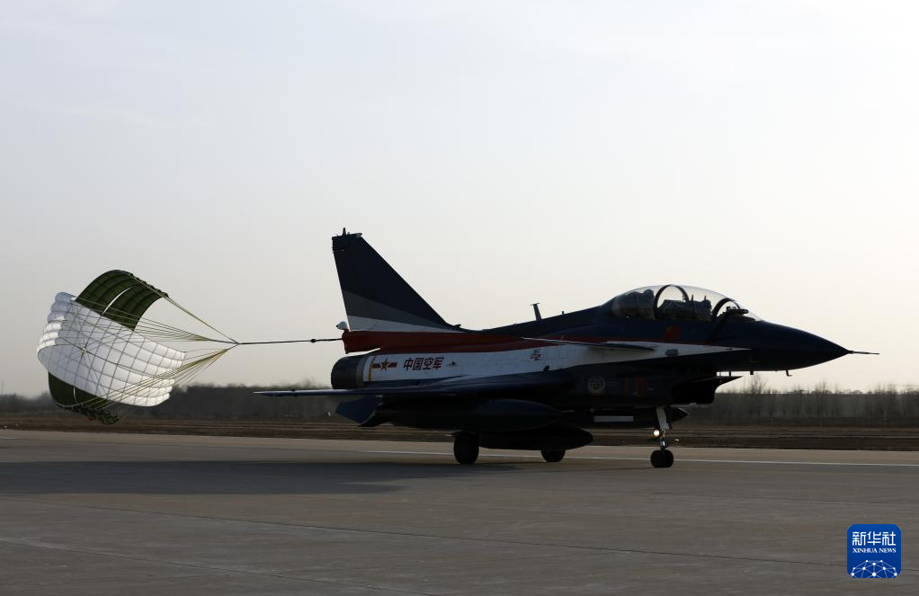 空军八一飞行表演队圆满完成第十届新加坡航展任务 经空中加油“一站式”回国
