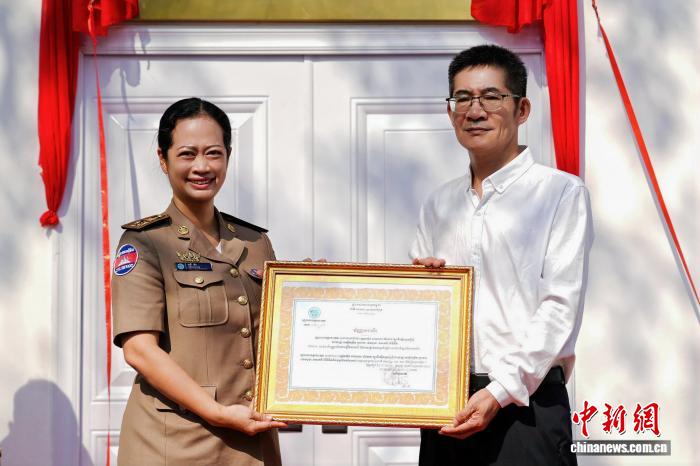 中企捐建柬埔寨国公省立小学图书馆揭牌启用