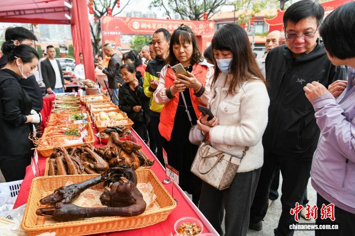广东揭阳潮汕美食嘉年华在古城启幕