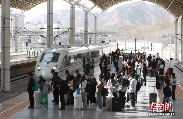 清明假期中国跨区域人员流动量预计超8.4亿人次