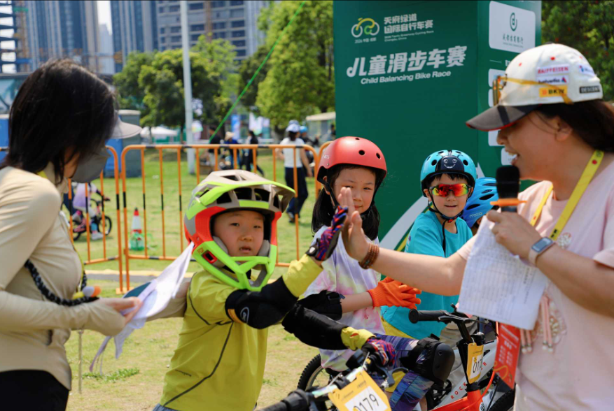 百公里绿道竞速  16支顶尖车队蓉城逐风，2026天府绿道国际自行车赛鸣笛开赛