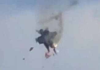 美国一空军基地两架飞机空中相撞并坠毁 飞行员弹射逃生